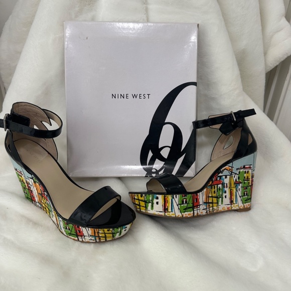 BLACK PATENT LEATHER STRAPPY WEDGES - Picture 2 of 2